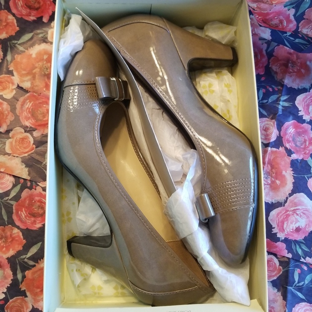 Naturalize taupe pumps
